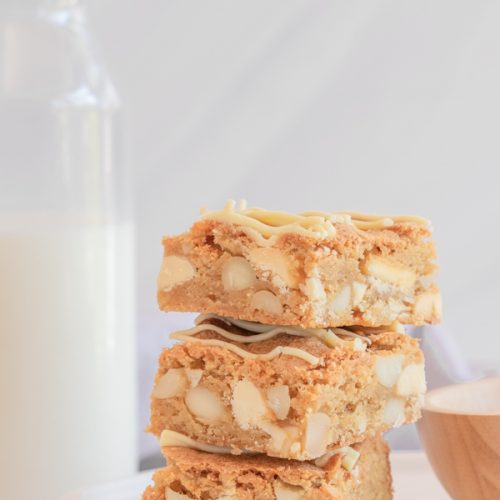 crunchy macadamia cookie bars