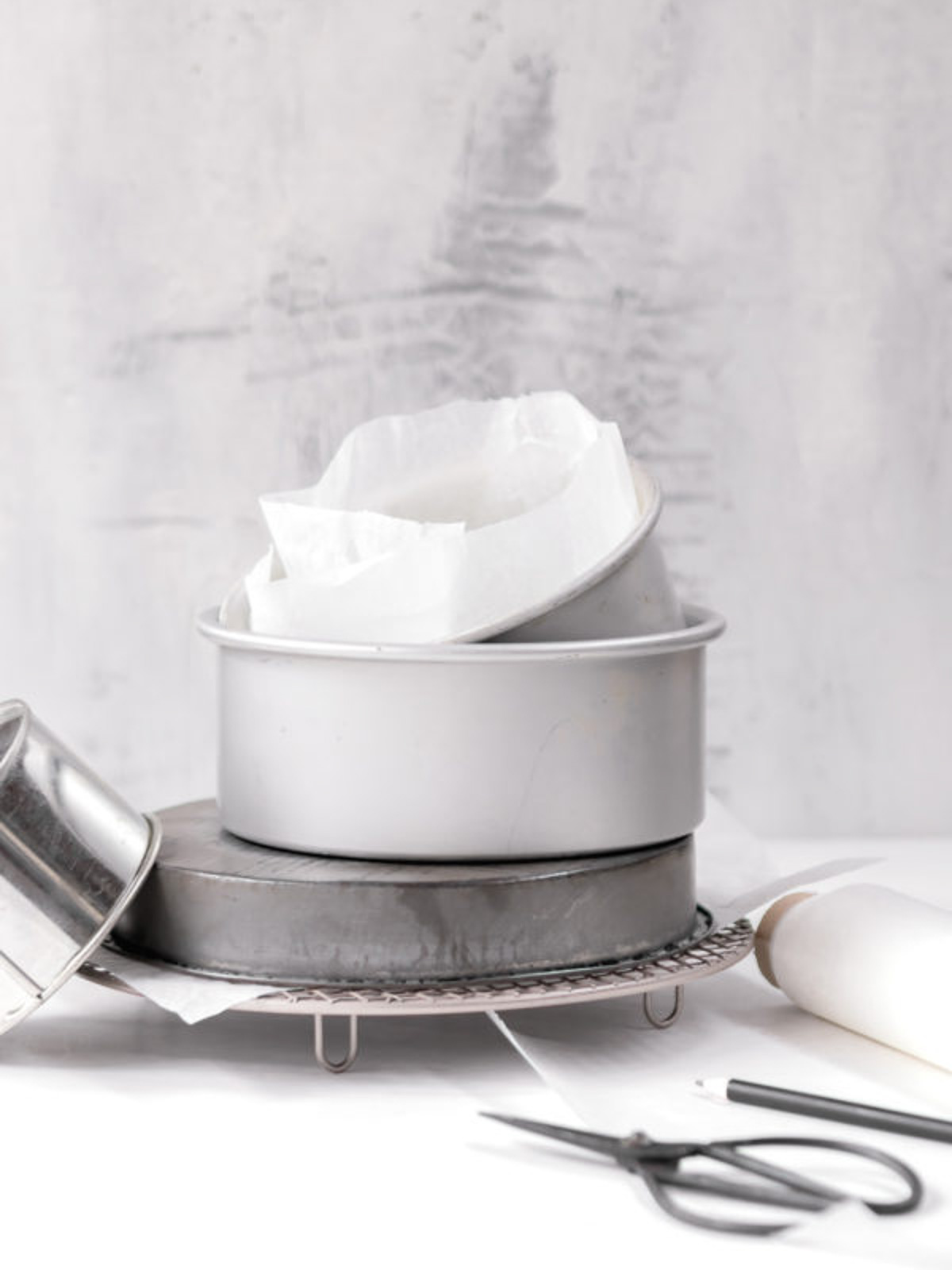 A step-by-step guide to perfectly lining round cake tins.