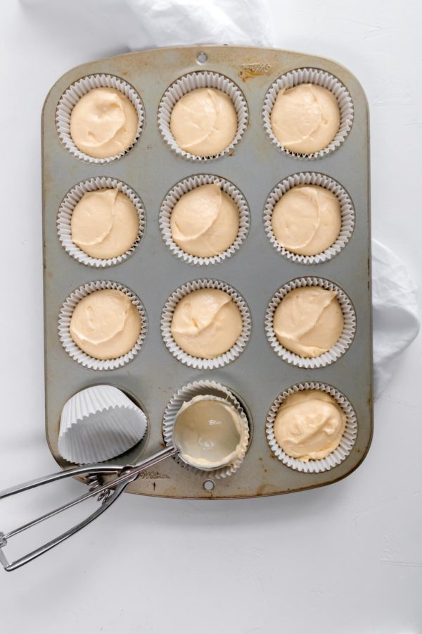 how to scoop cupcake batter