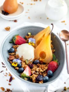 Spiced Vanilla Poached Pears - Apple Cake Annie