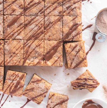 churro blondies with chocolate drizzle