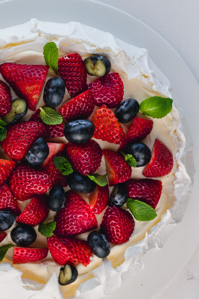topping pavlova with fruit