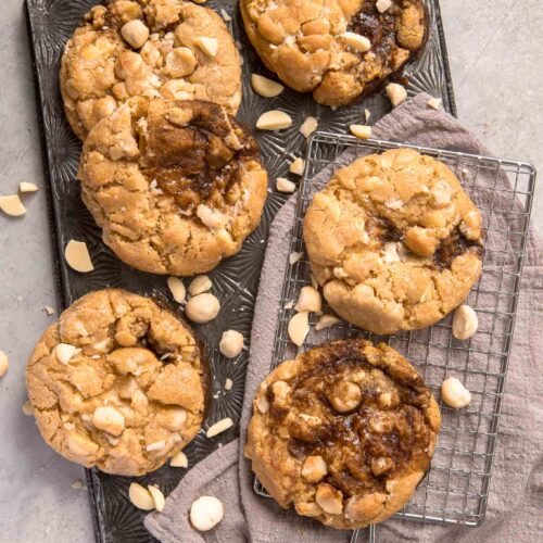 6 big chocolate chip cookies on a tray