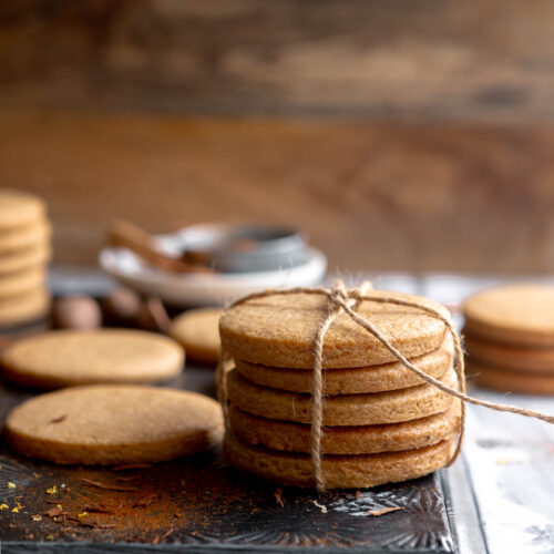 5 simple speculaas sugar cookies on a vintage tray, tied together with twine.