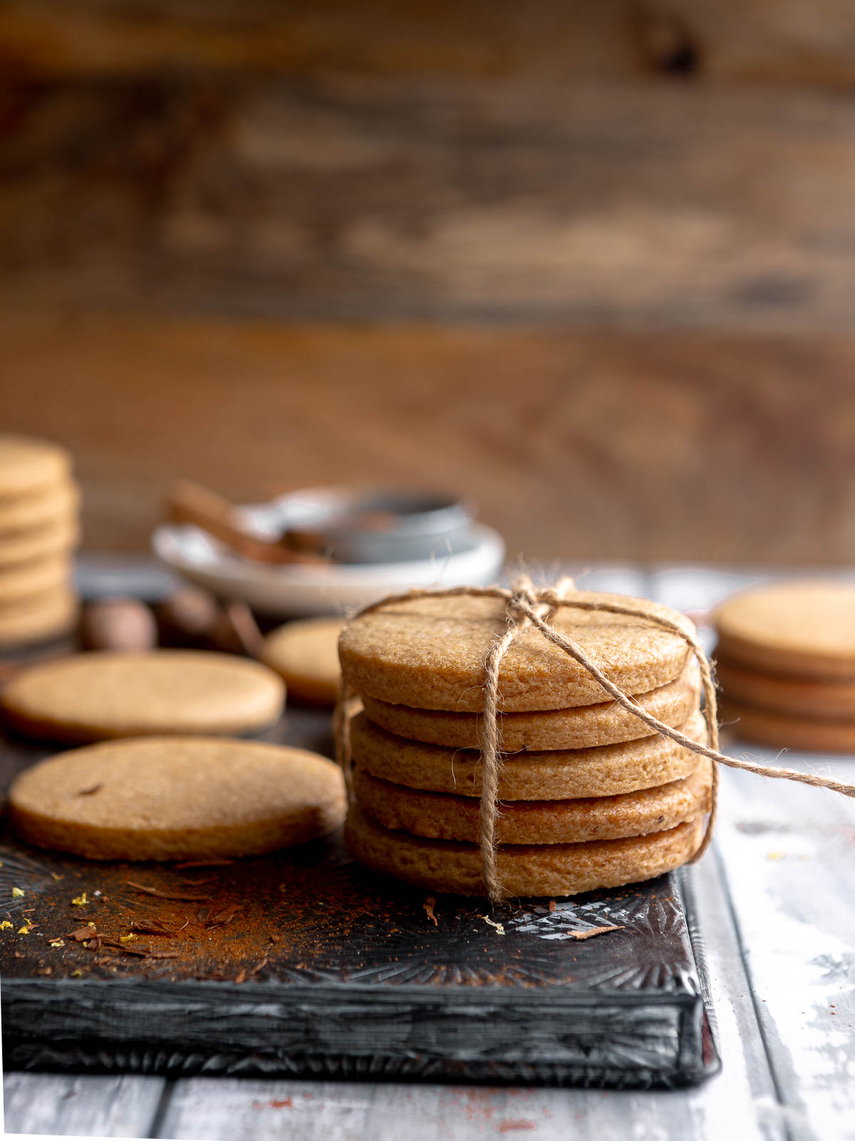 5 simple speculaas sugar cookies on a vintage tray, tied together with twine.