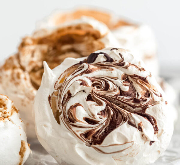 giant-meringue-cookie