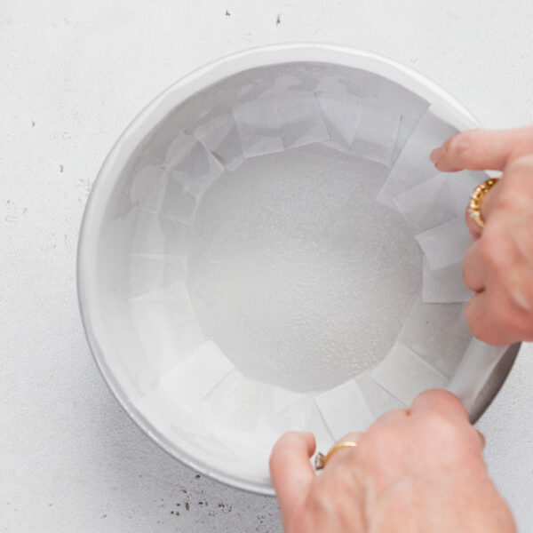 How to line a round cake tin with baking paper.