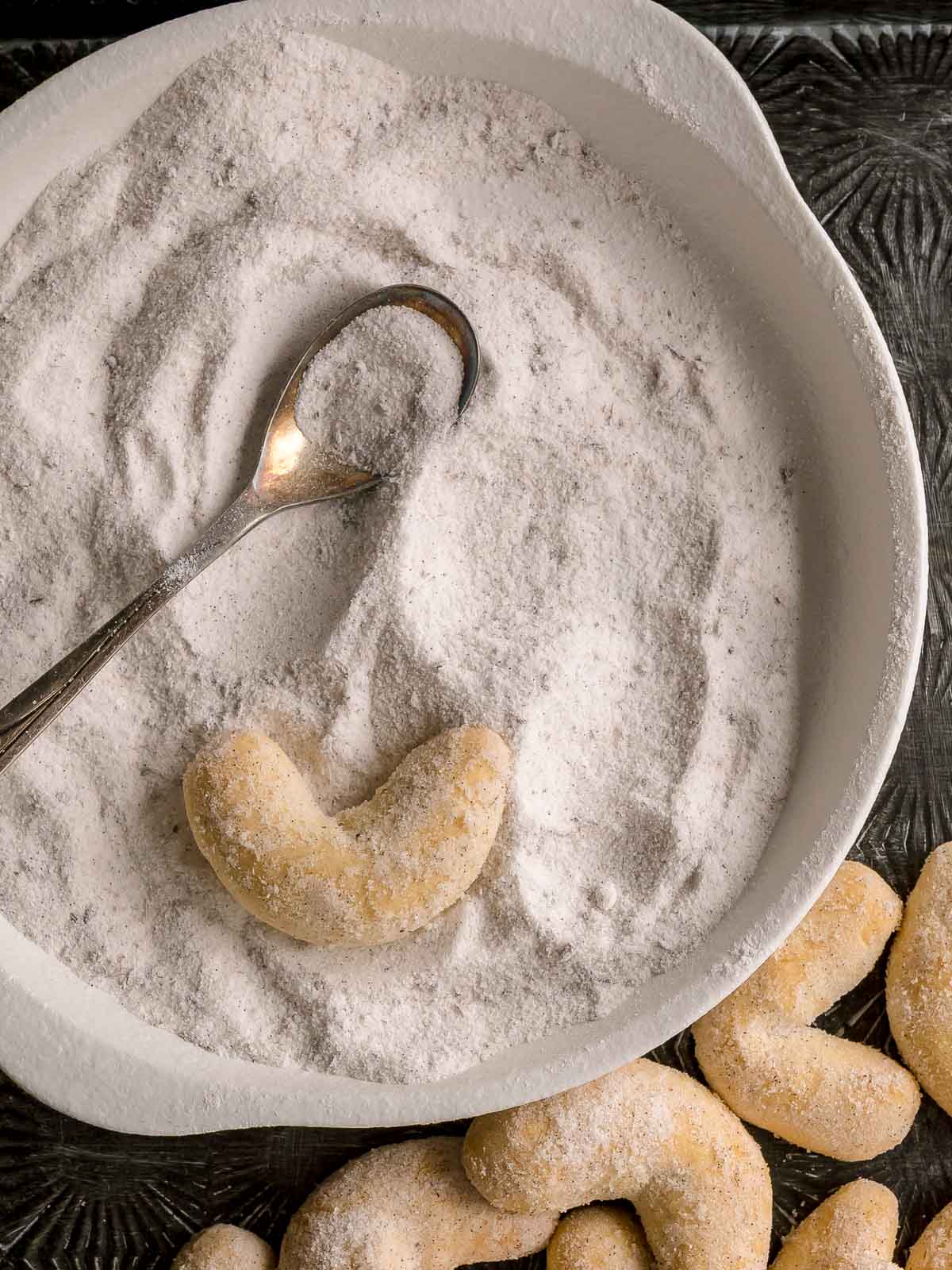 A plate of vanilla sugar, ready to coat shotbreads.
